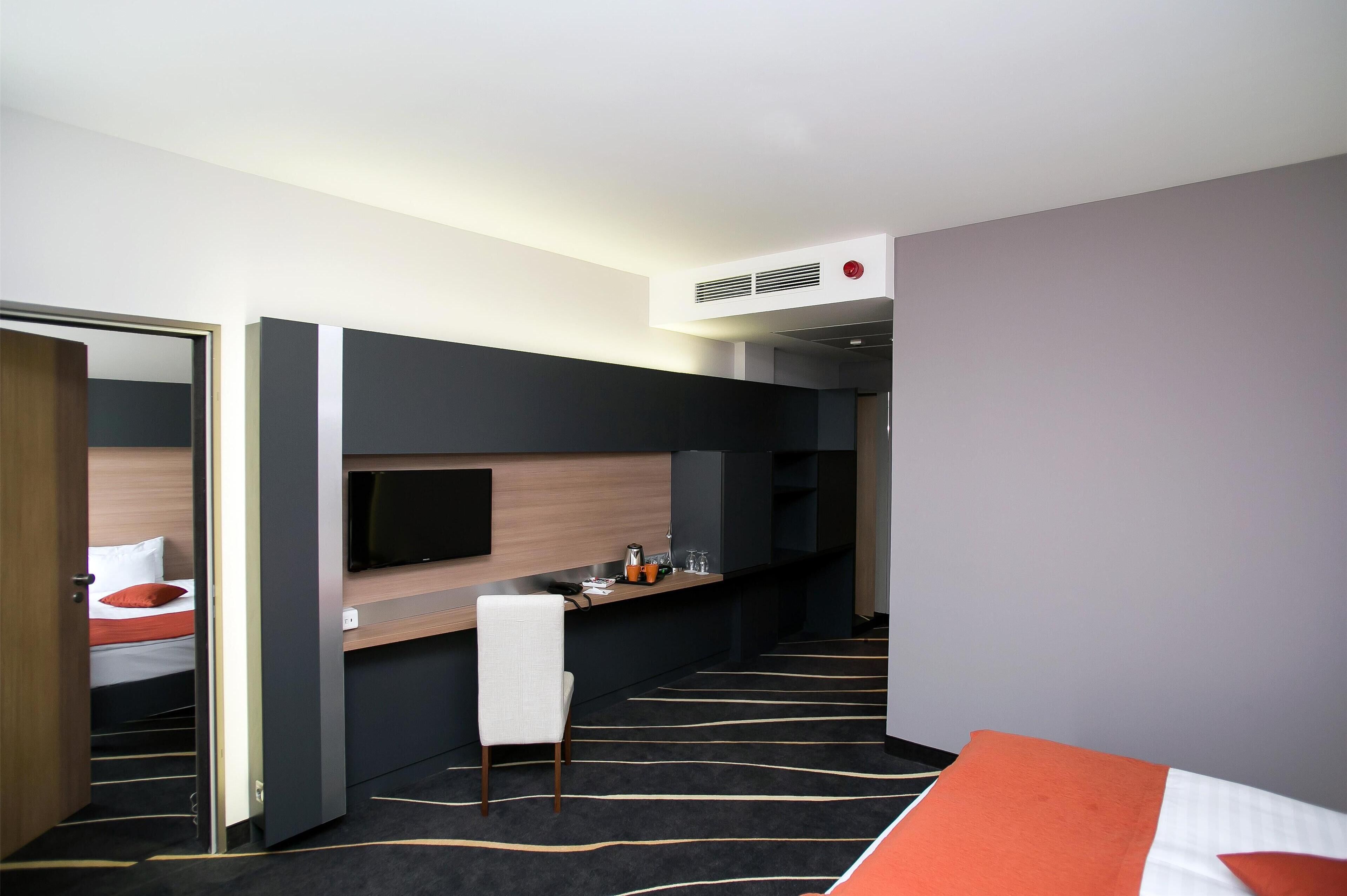 Hypo-allergenic bedding, minibar, in-room safe, individually furnished