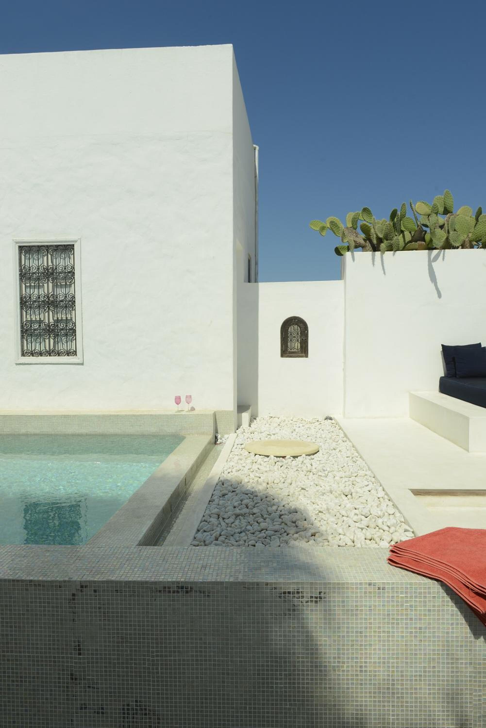 Piscine extérieure, piscine à débordement
