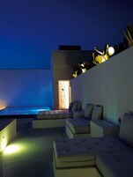 Una piscina al aire libre, una piscina infinita