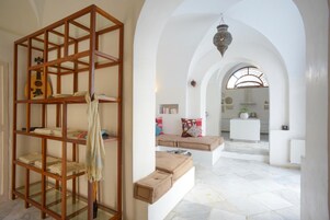 Ropa de cama de alta calidad y caja de seguridad en la habitación 