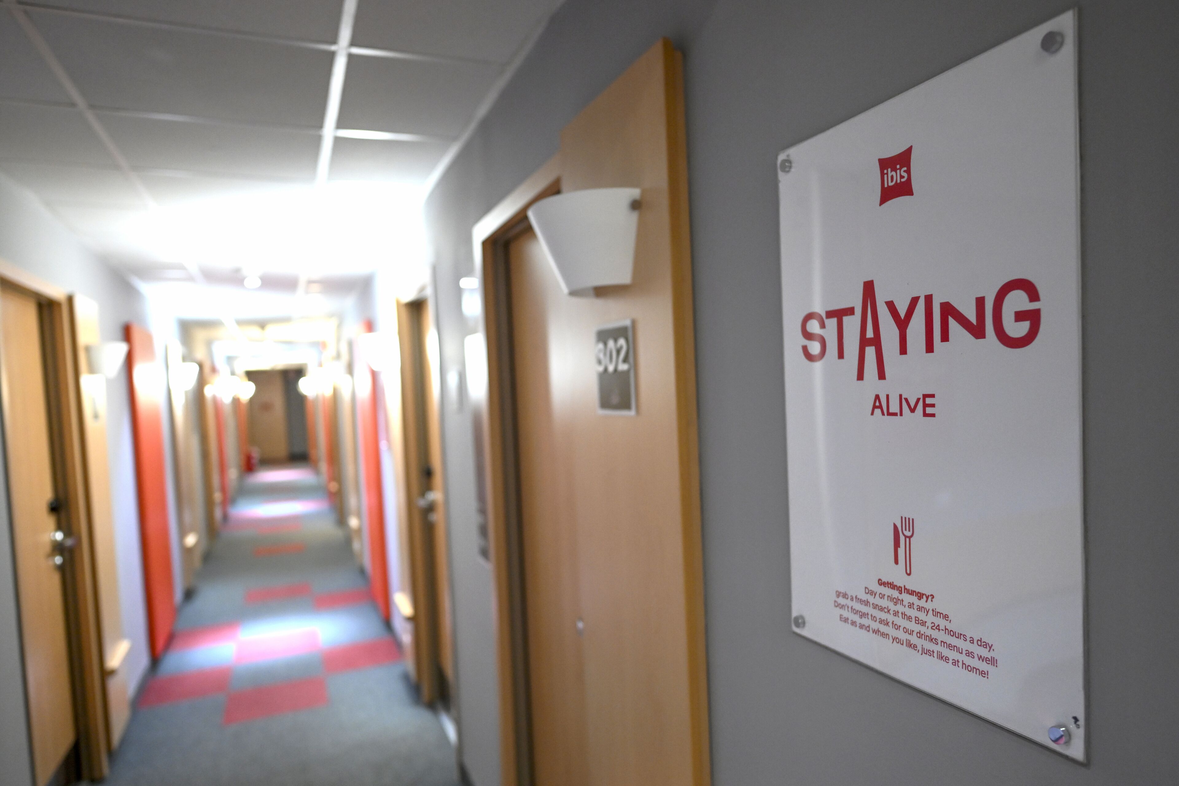 desk, soundproofing, free wifi, alarm clocks