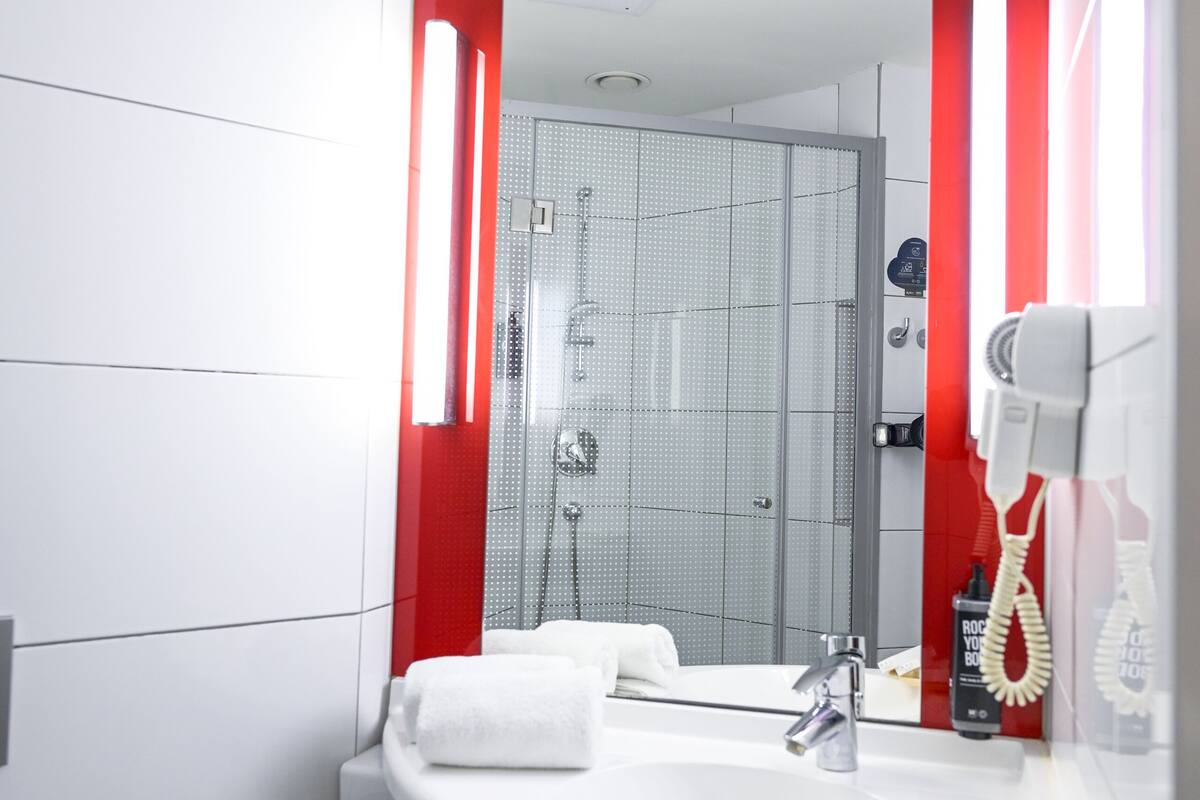 business room, 1 double bed, accessible | bathroom | shower, eco-friendly toiletries, hair dryer, slippers