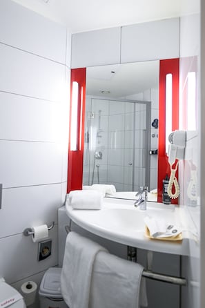 Chambre Affaires, 1 lit double, accessible aux personnes à mobilité réduite | Salle de bain