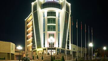 Voorkant accommodatie - avond/nacht