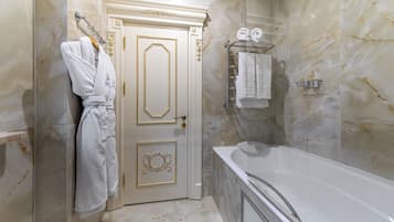 Comfort-Suite, 1 Schlafzimmer | Badezimmer | Designer-Toilettenartikel, Haartrockner, Bademäntel, Hausschuhe