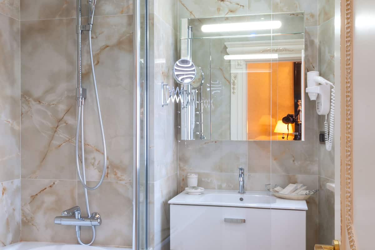 comfort suite, 1 bedroom | bathroom | designer toiletries, hair dryer, bathrobes, slippers