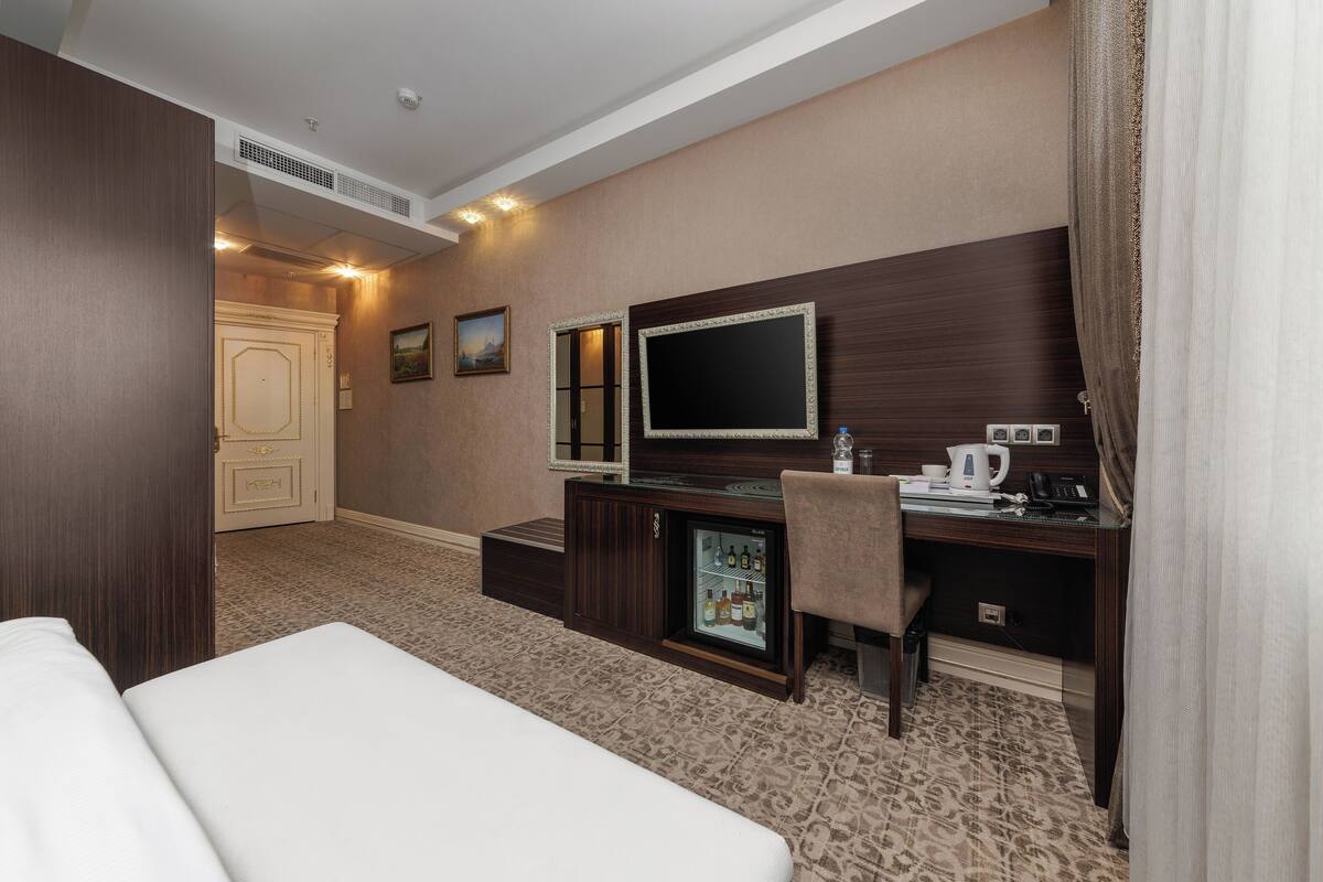 Premium bedding, minibar, in-room safe, iron/ironing board (on request)