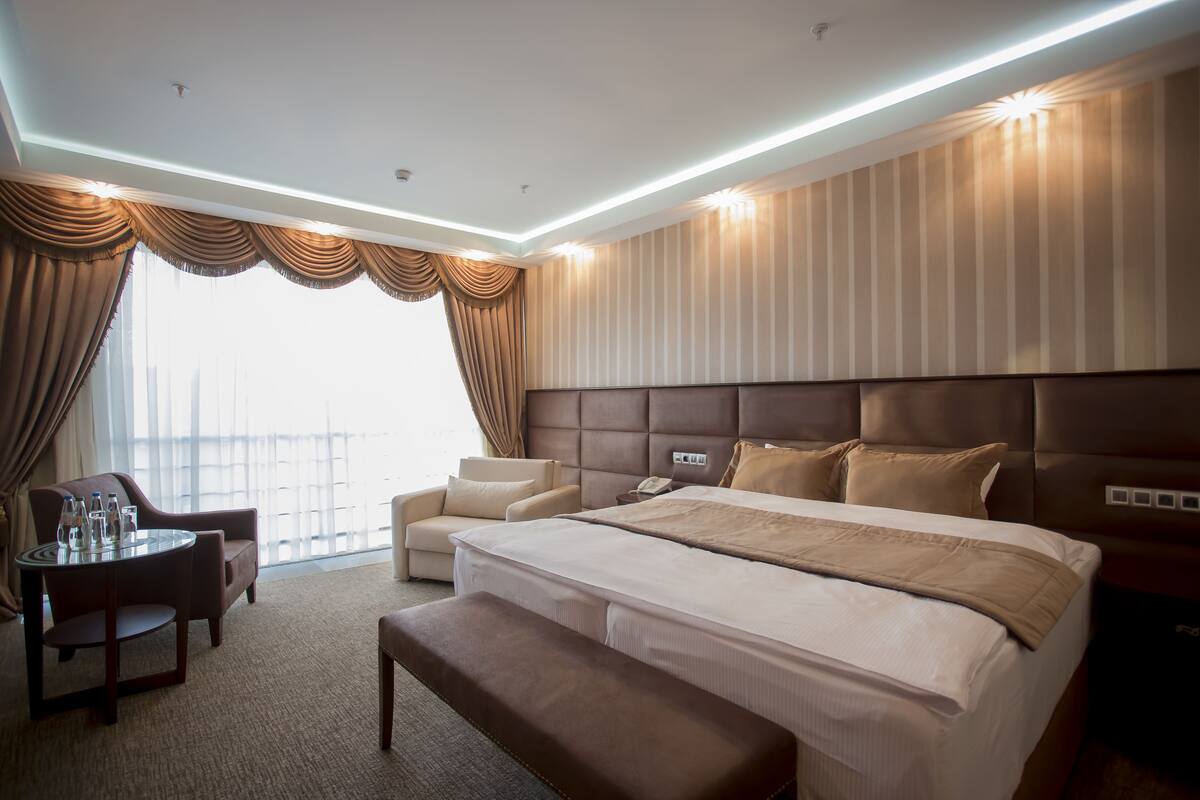 family room | premium bedding, minibar, in-room safe, iron/ironing board