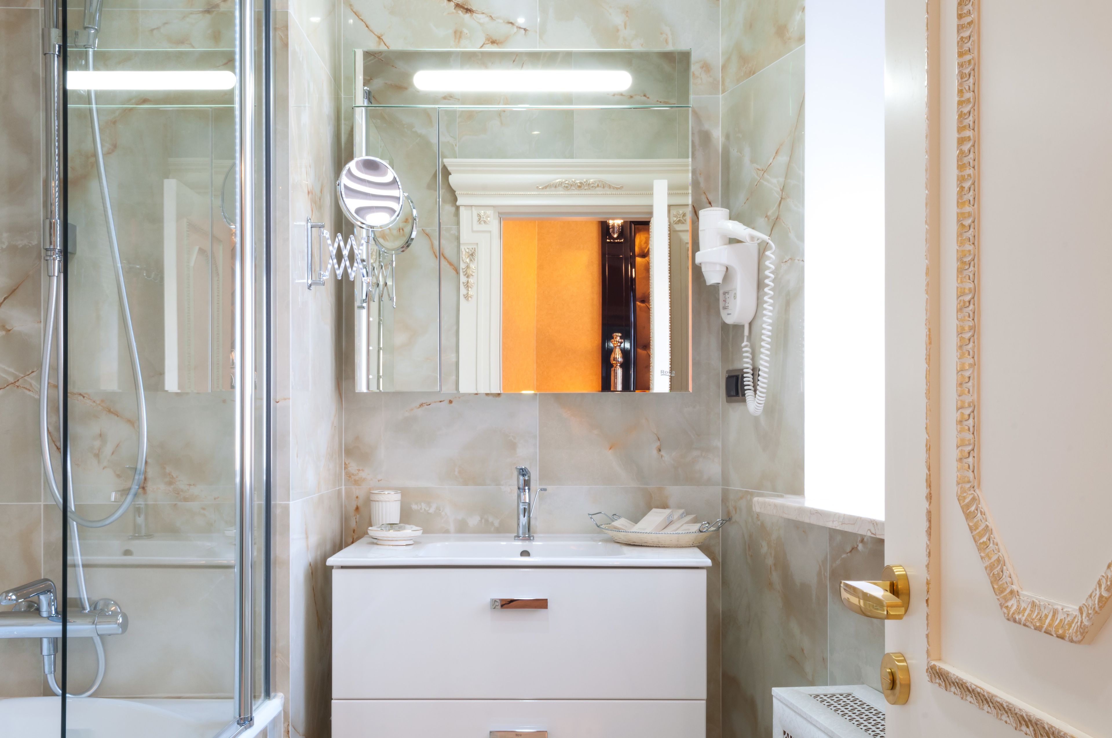 comfort suite, 1 bedroom | bathroom | designer toiletries, hair dryer, bathrobes, slippers