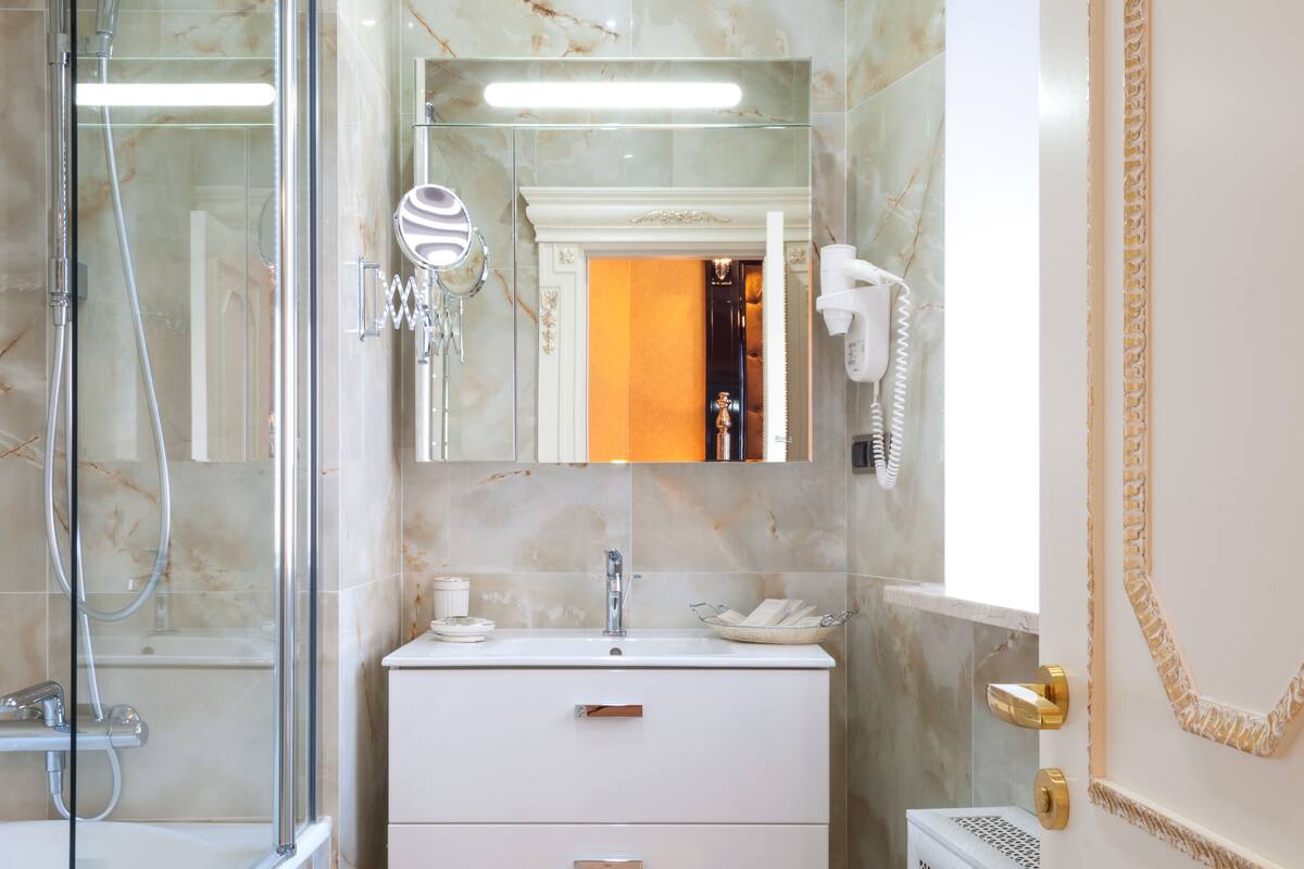 comfort suite, 1 bedroom | bathroom | designer toiletries, hair dryer, bathrobes, slippers