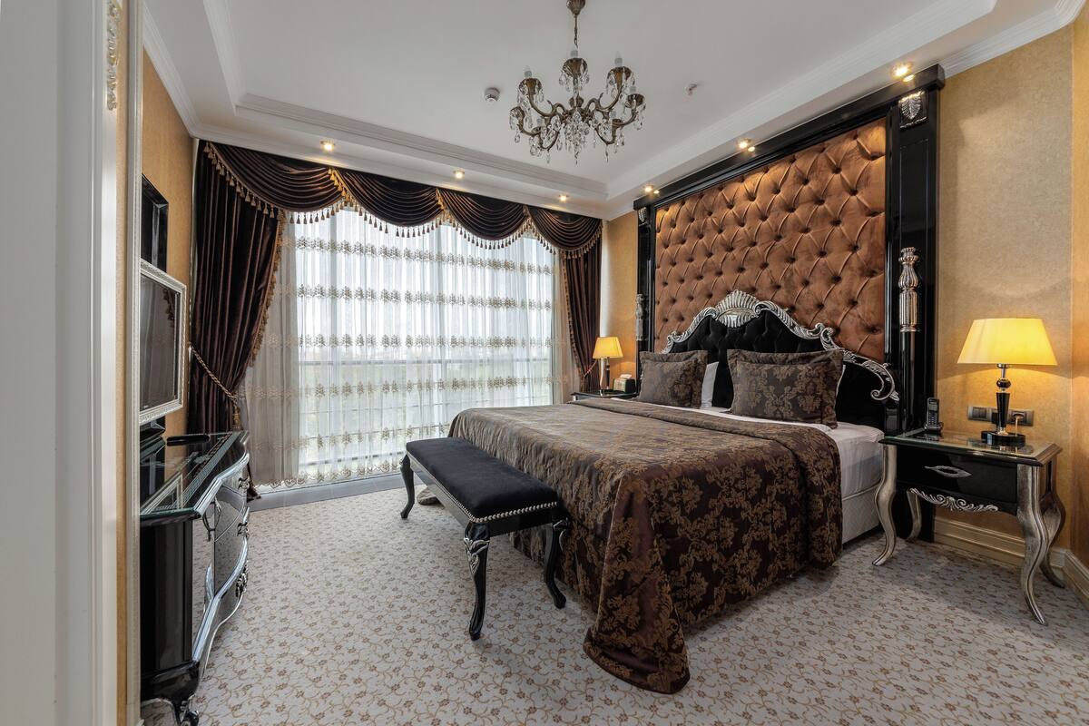 Comfort Suite, 1 Bedroom | Premium bedding, minibar, in-room safe, iron/ironing board (on request)