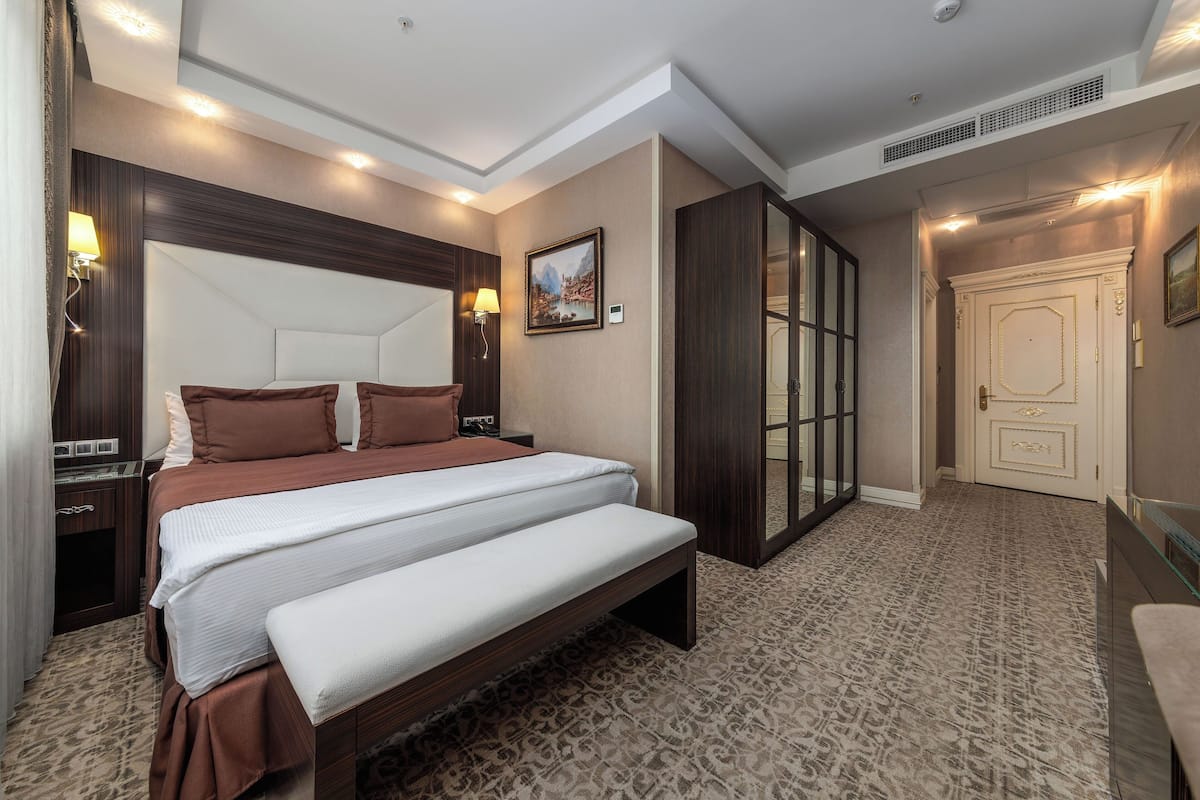 Articles de toilette de luxe, sèche-cheveux, peignoirs, chaussons