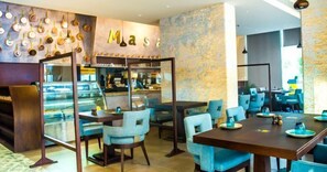 Breakfast, lunch and dinner served - Mena Aparthotel (Dubai)