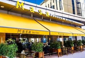 供应早餐、午餐和晚餐