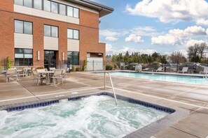 Outdoor pool, sun loungers - Best Western Premier Boulder Falls Inn (Lebanon)