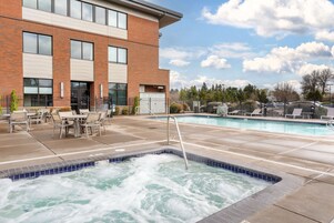 Piscina externa, espreguiçadeiras