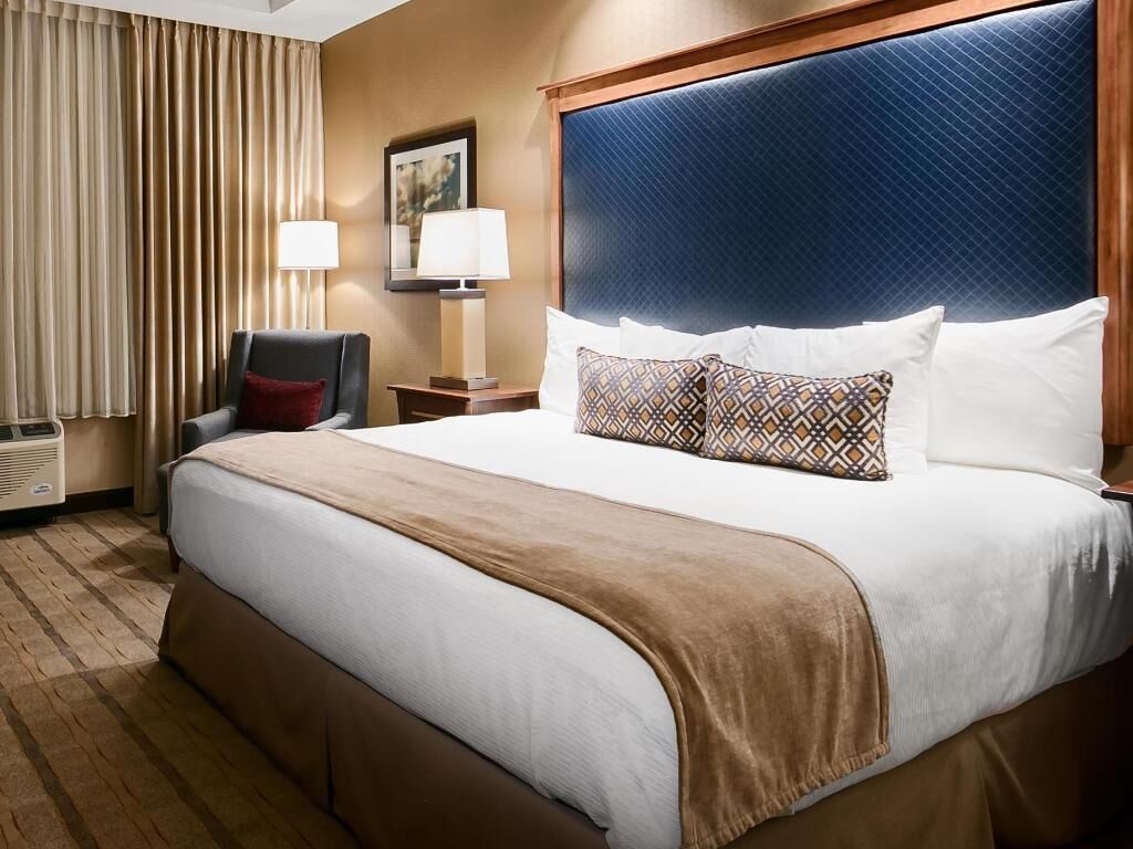 Premium bedding, in-room safe, desk, laptop workspace