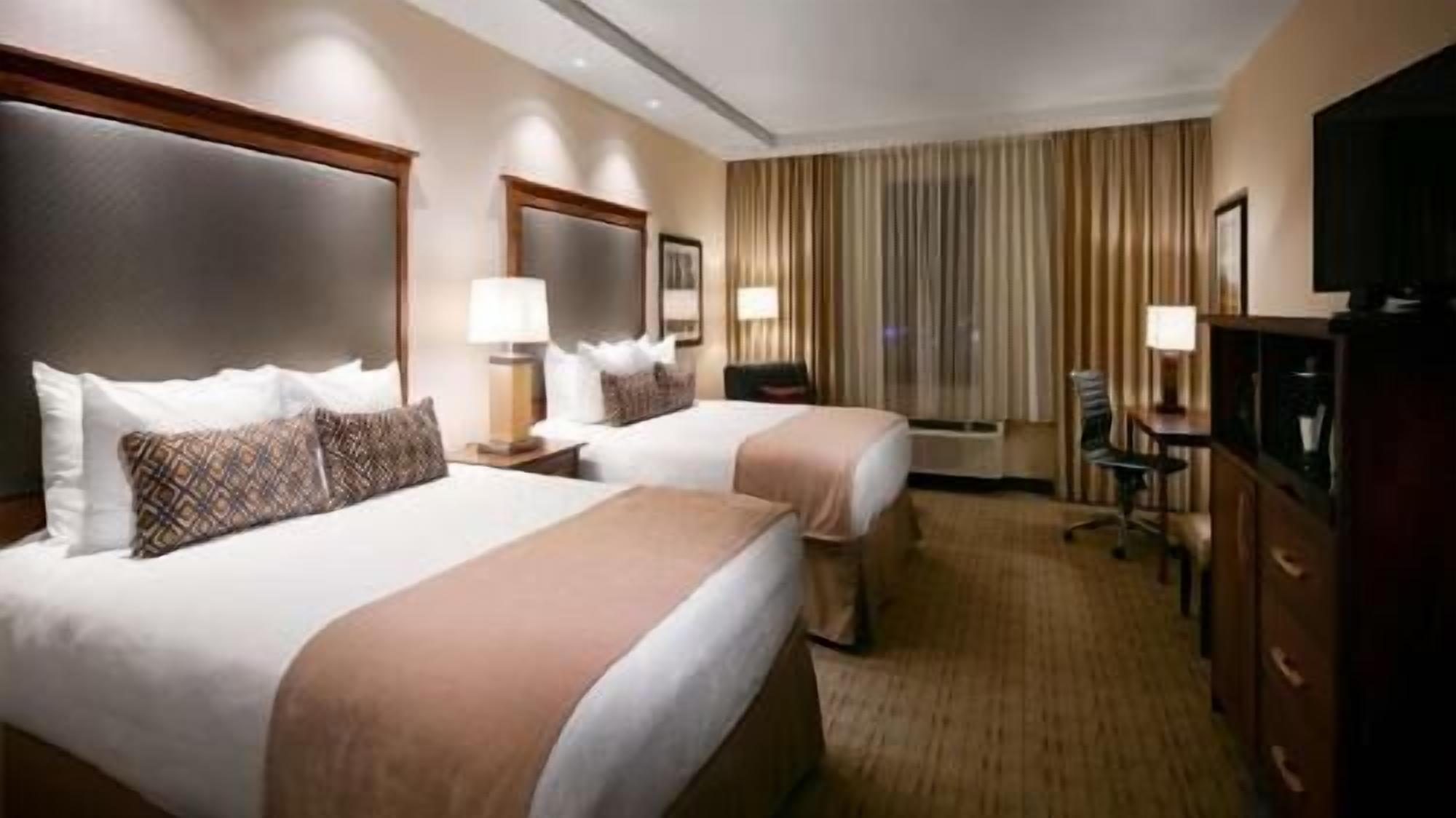 Premium bedding, in-room safe, desk, laptop workspace