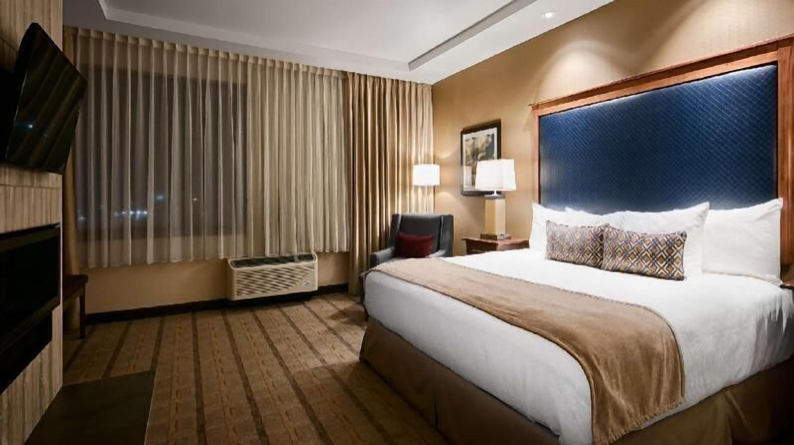 Premium bedding, in-room safe, desk, laptop workspace