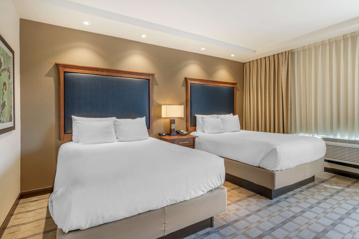Luxe beddengoed, een kluis op de kamer, een bureau, een laptopwerkplek