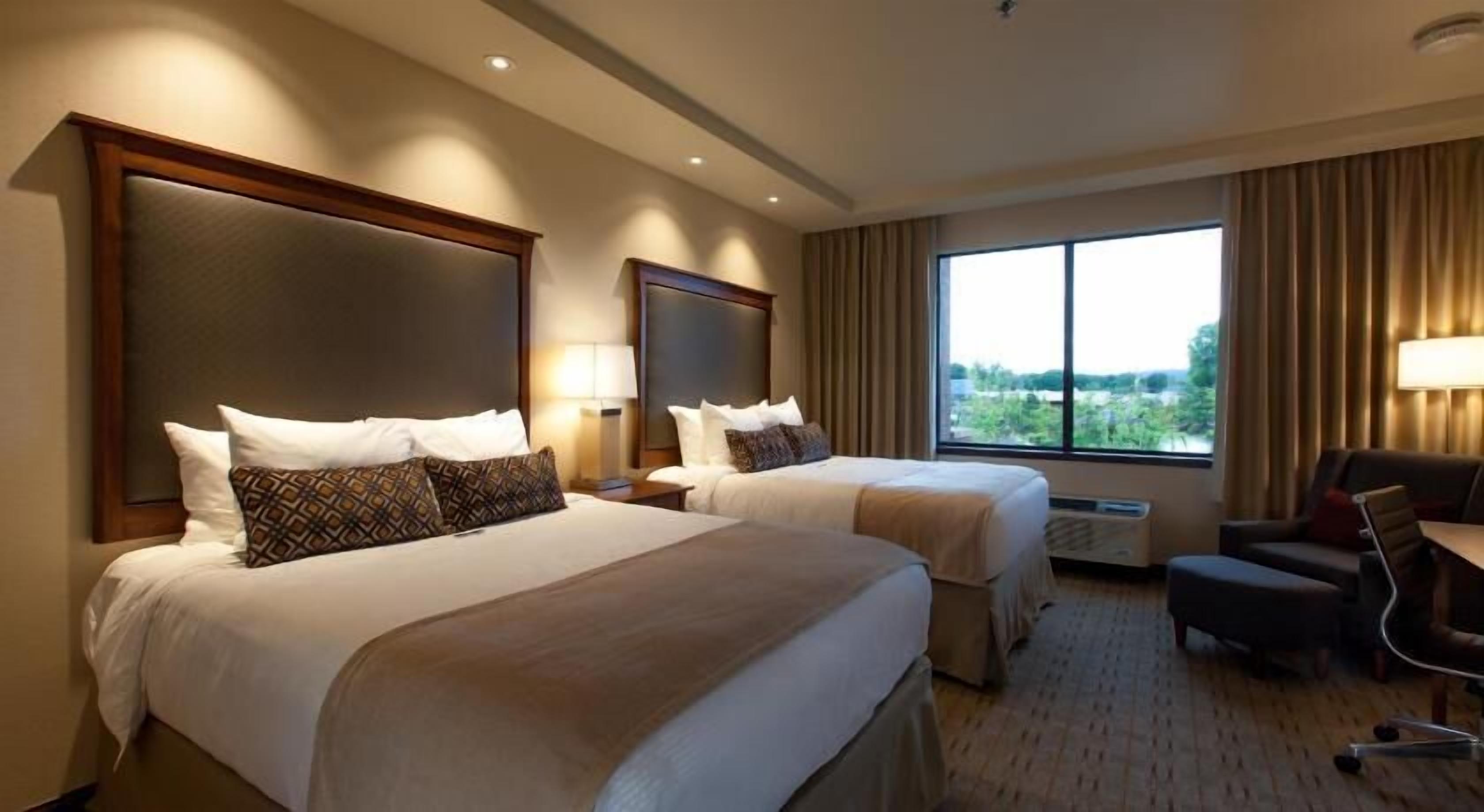 Premium bedding, in-room safe, desk, laptop workspace