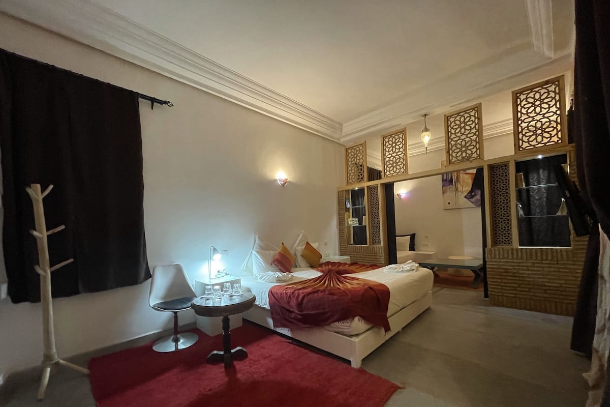 Roupas de cama premium, frigobar, cofres nos quartos, cortinas blackout