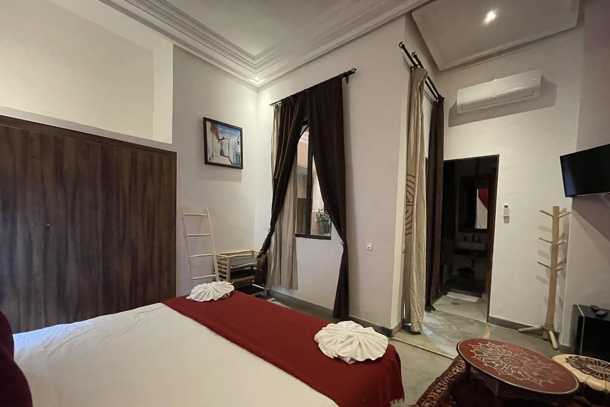Roupas de cama premium, frigobar, cofres nos quartos, cortinas blackout