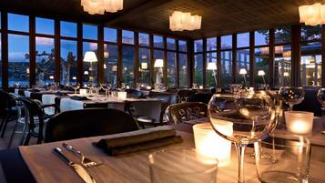 ランチ、ディナーに営業