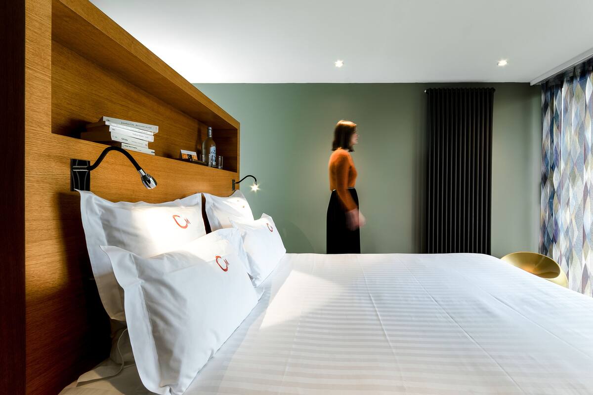 Ropa de cama de alta calidad y caja de seguridad en la habitación 