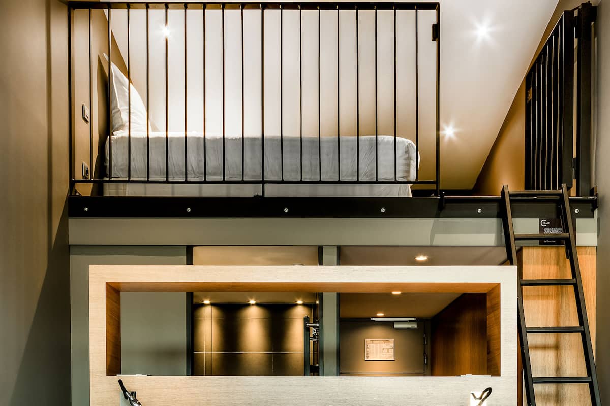 Habitación triple, vista al lago | Ropa de cama de alta calidad y caja de seguridad en la habitación 