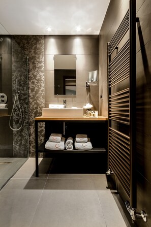 Classic Room, Lake View | Premium bedding, in-room safe, desk, soundproofing - Hôtel Clos Marcel (Duingt)