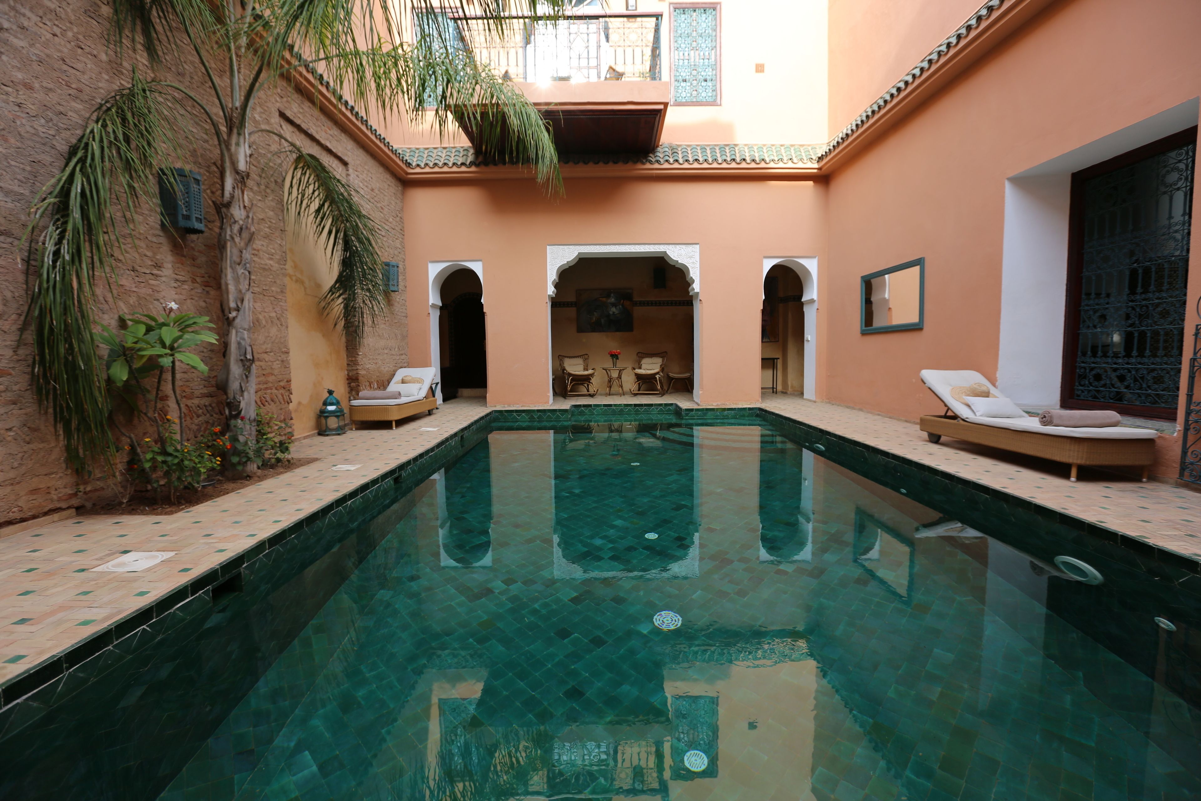 Piscine extérieure, chaises longues