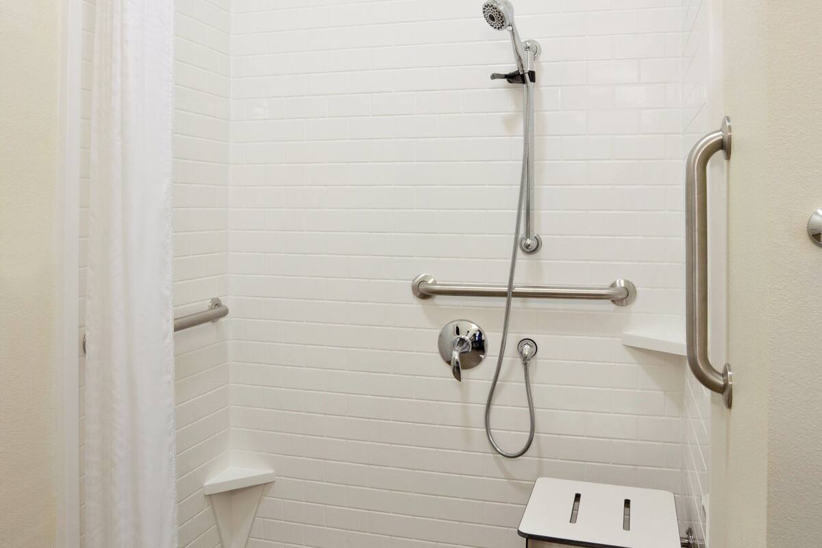 Studio Suite, 1 Queen Bed, Accessible (Roll-In Shower)