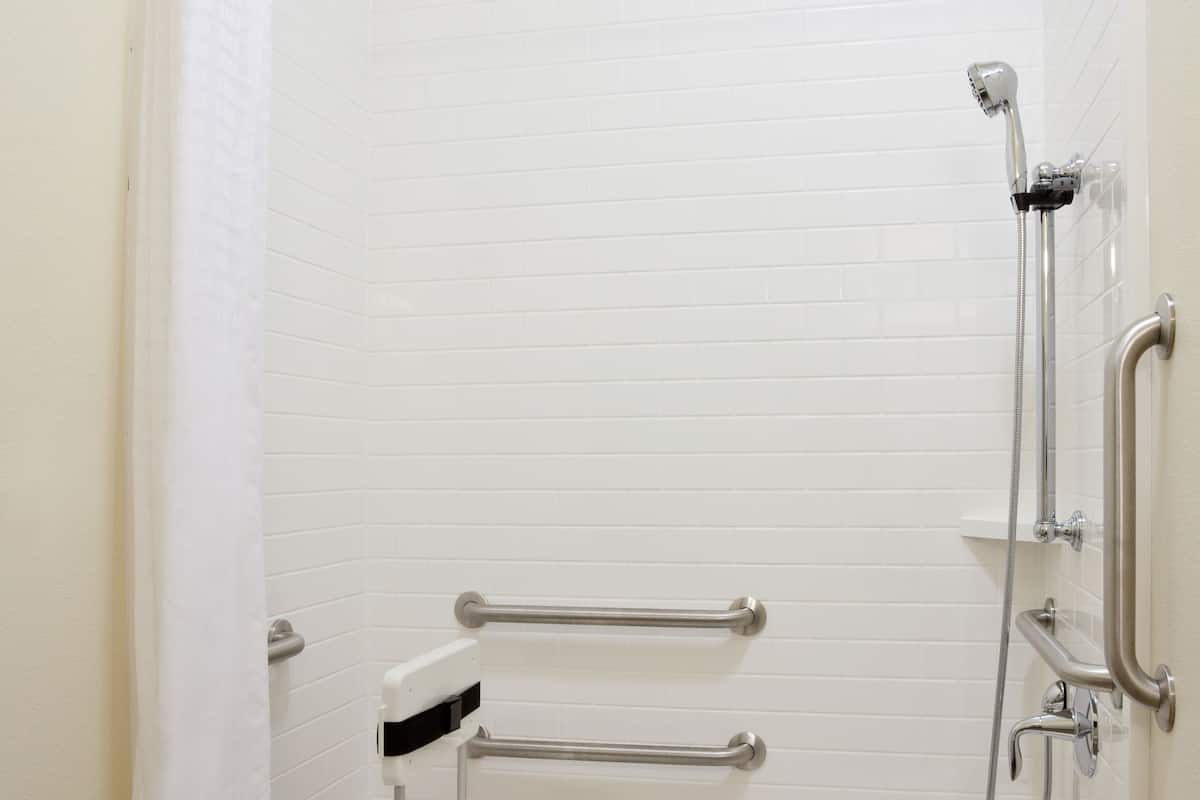 Duschwanne, kostenlose Toilettenartikel, Haartrockner, Handtücher