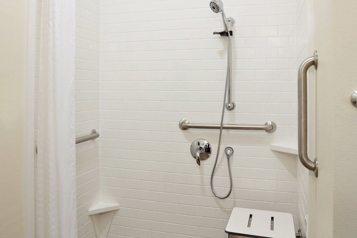 Suite Studio, 1 grand lit, accessible aux personnes à mobilité réduite (Roll-In Shower)