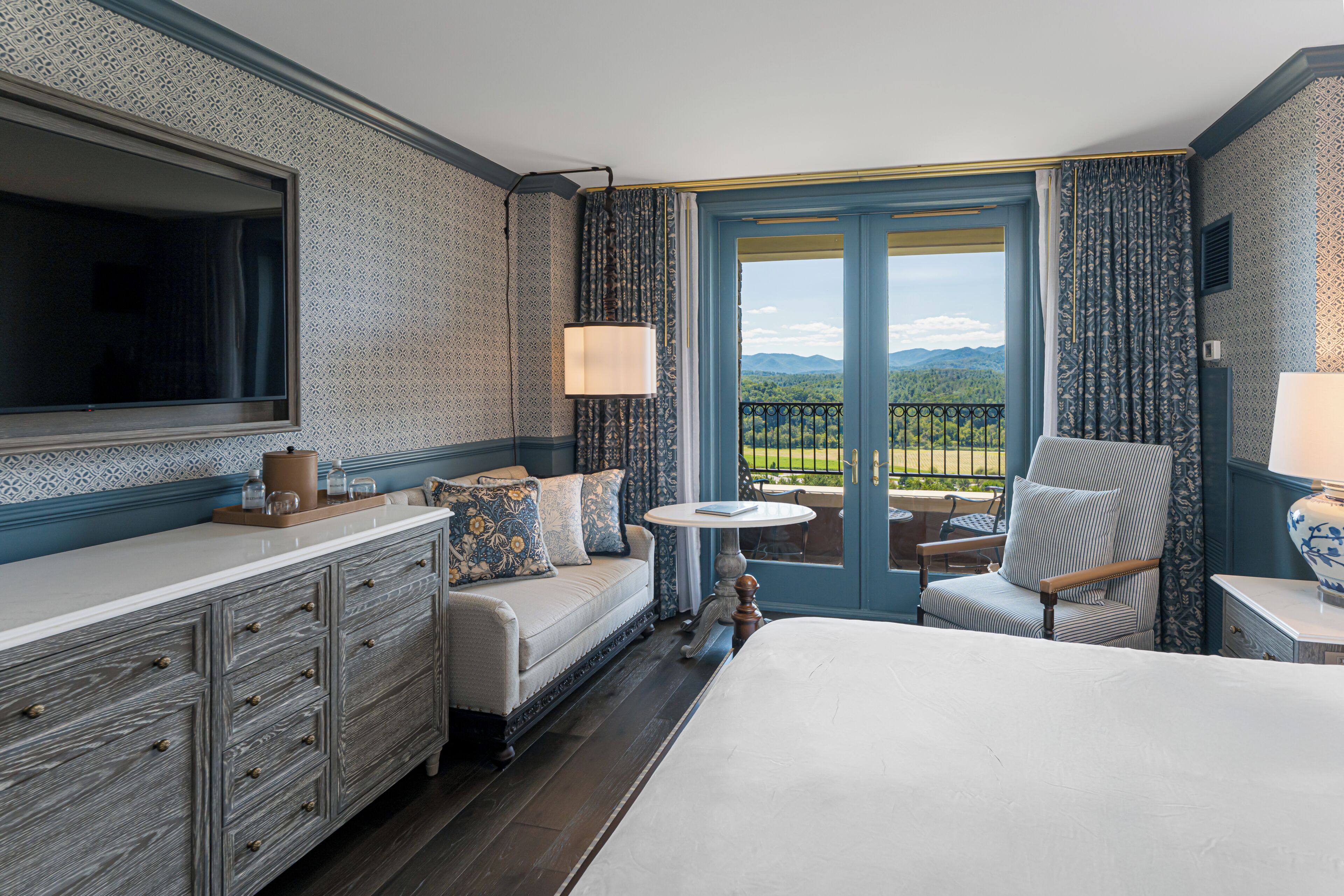 Premium bedding, in-room safe, desk, iron/ironing board