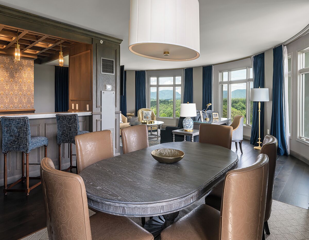 Grand Suite (Luxury) | Living area | 55-inch LED TV with satellite channels, pay movies
