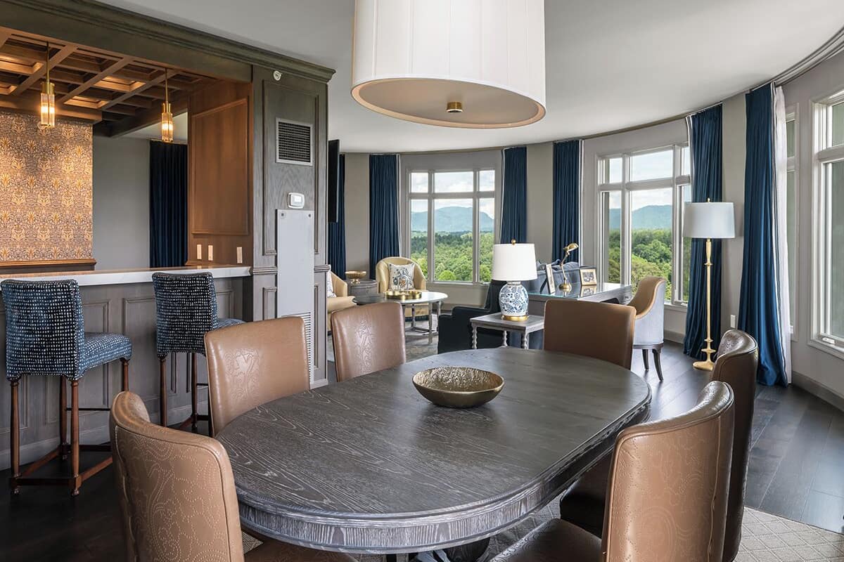 Grand Suite (Luxury) | Living area | 55-inch LED TV with satellite channels, pay movies