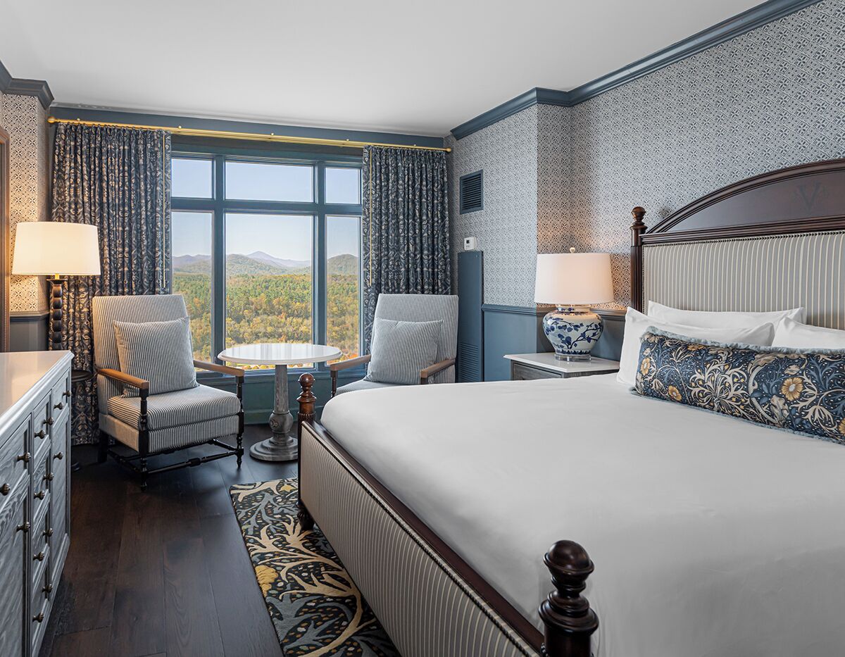 Premium bedding, in-room safe, desk, iron/ironing board