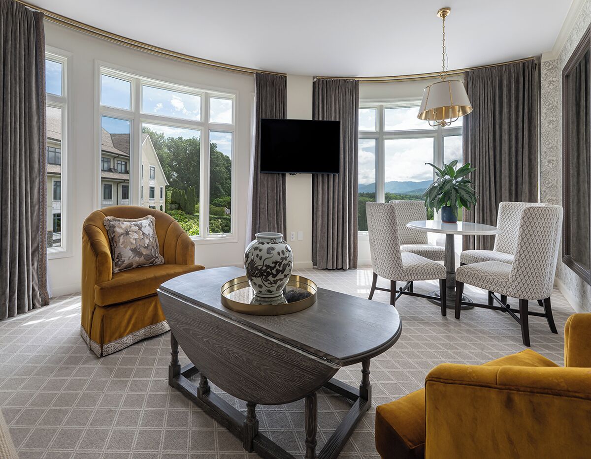 Junior Suite | Living area | 55-inch LED TV with satellite channels, pay movies