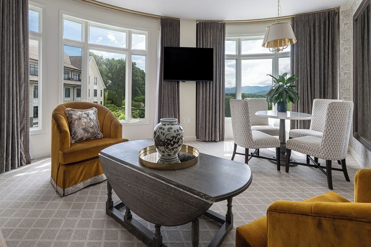Junior Suite | Living area | 55-inch LED TV with satellite channels, pay movies