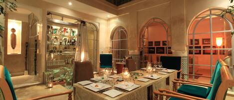 Petit déjeuner et déjeuner servis sur place, restauration en plein air