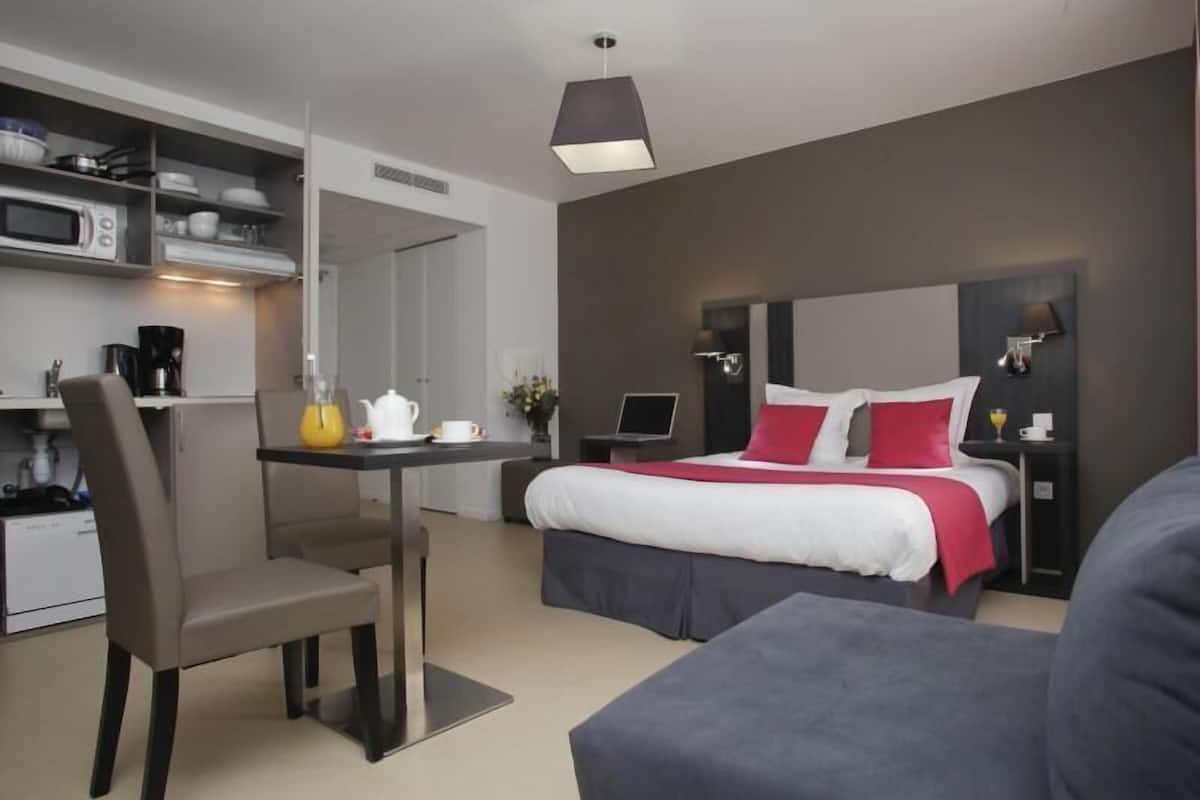 Pengeskab på værelset, lydisolering, gratis baby-/barnesenge