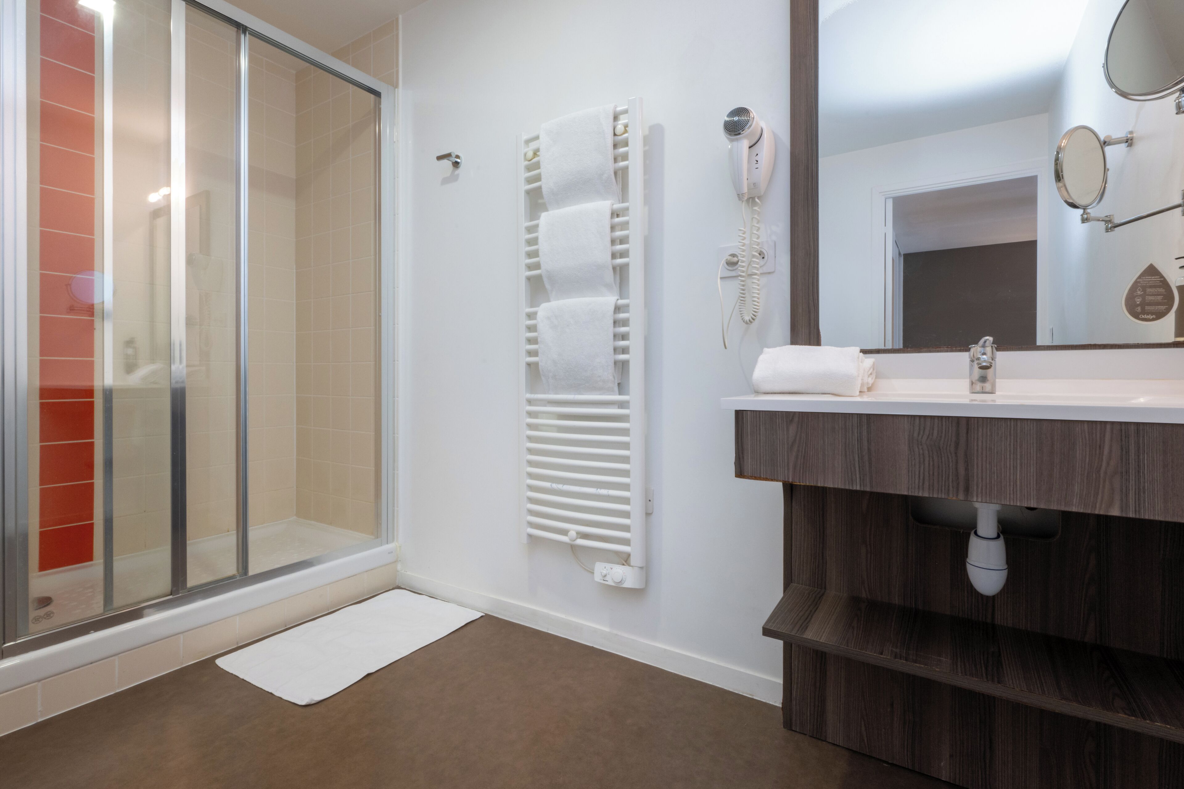 샤워 시설, 헤어드라이어, 타월