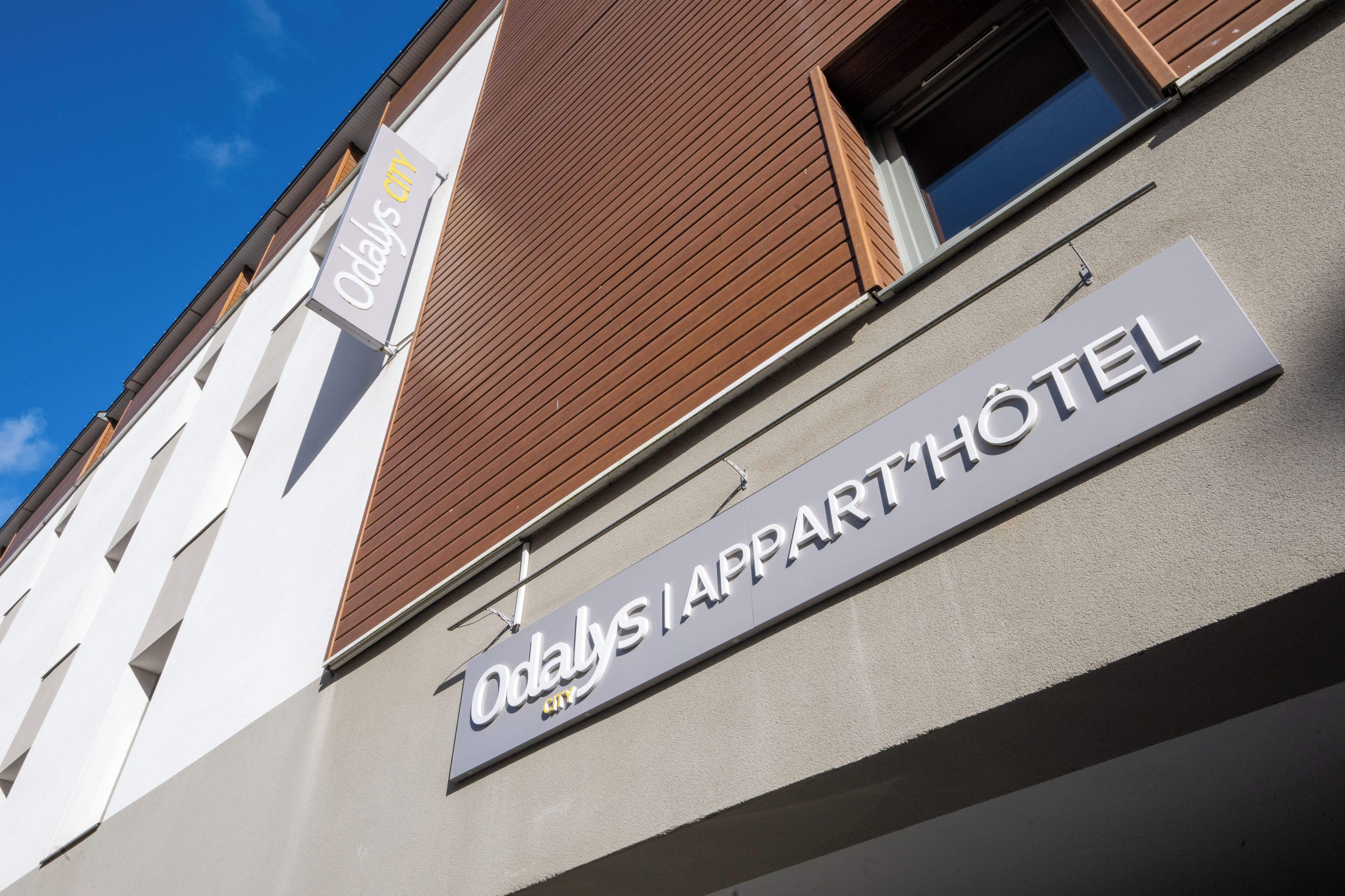 Placa de hotel com o nome 'Odalys IAPPARTHOTEL'.