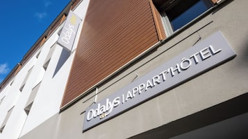 Placa de hotel com o nome 'Odalys IAPPARTHOTEL'.