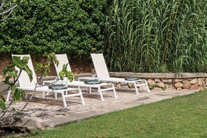 Outdoor pool, pool umbrellas, sun loungers - Hotel Can Xim (Alaro)