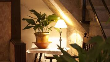 Een potplant op een tafel met een lamp.