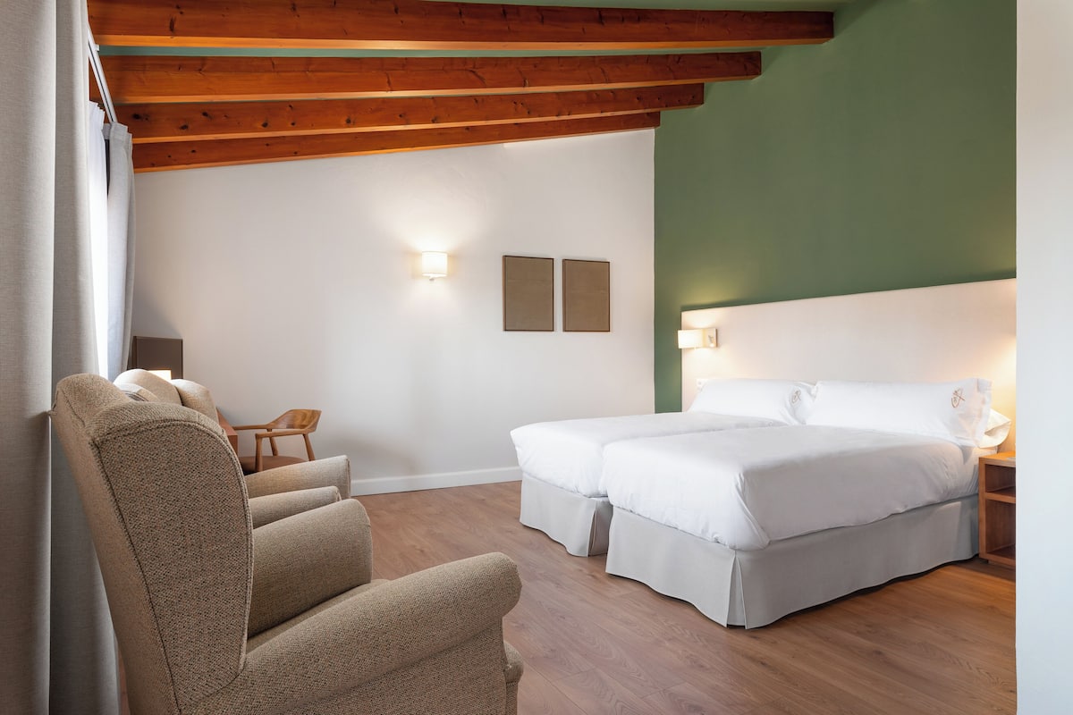 Ropa de cama de alta calidad, cubrecamas y minibar