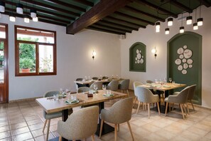 Mediterranean cuisine, pool views  - Hotel Can Xim (Alaro)